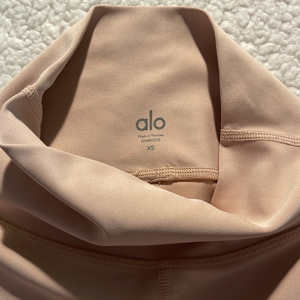 Women’s Alo Yoga Airlift Light Pink Leggings - Picture 4 of 5